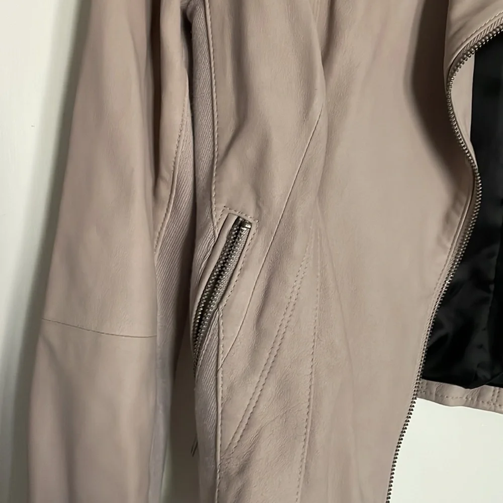 Leather jacket - Picture 2 of 10